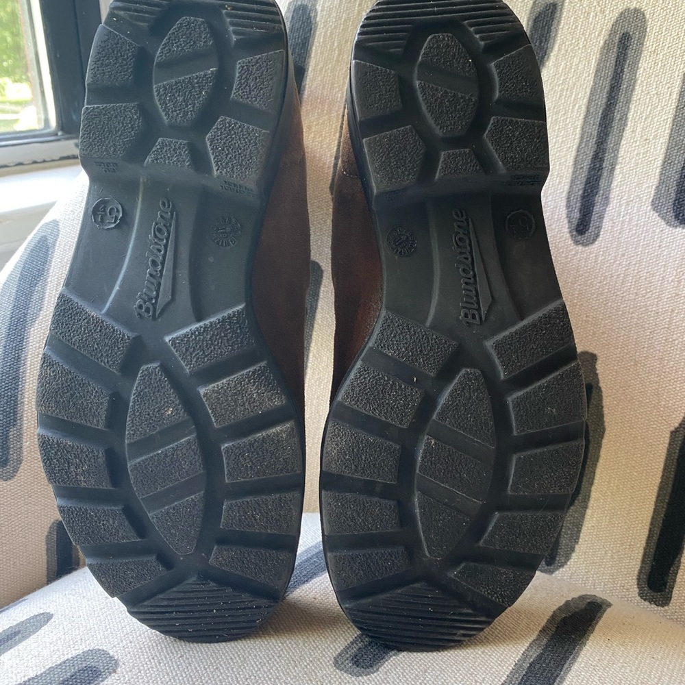 Women’s size 8.5 Chelsea Blundstone boot